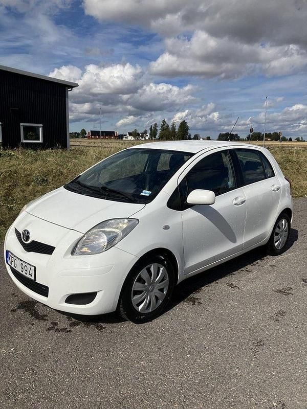 Vit Begagnad 2009 Toyota Yaris Halvkombi | 33 000 kr (Marknadspris) - Bild 1/4