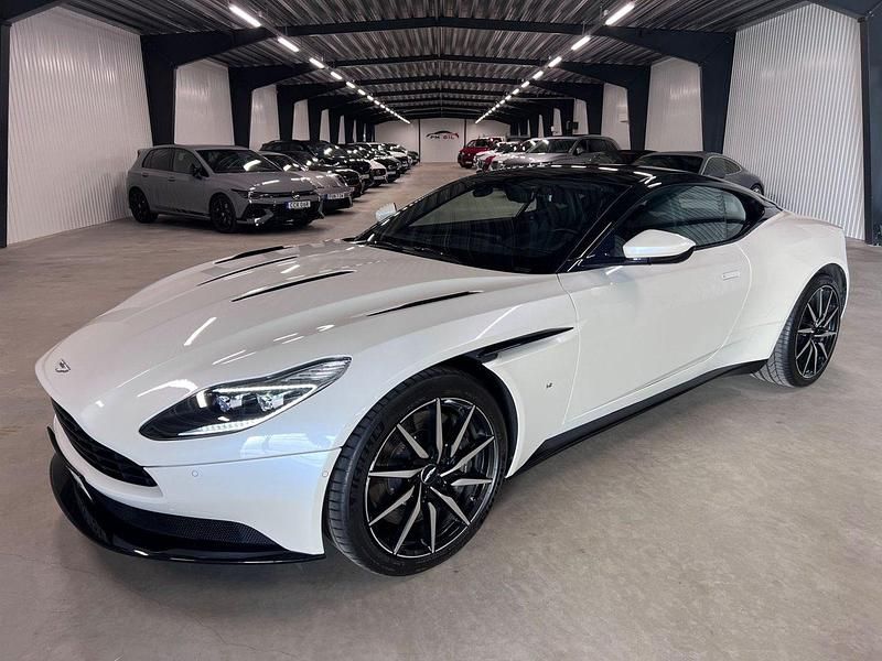 Vit Begagnad 2018 Aston Martin DB11 Sportkupé | 1 279 900 kr - Bild 1/4