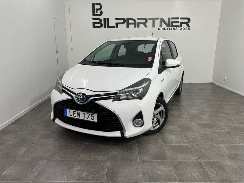 Vit Begagnad 2015 Toyota Yaris Hybrid Active Halvkombi | 99 900 kr (Marknadspris) - Bild 1/4