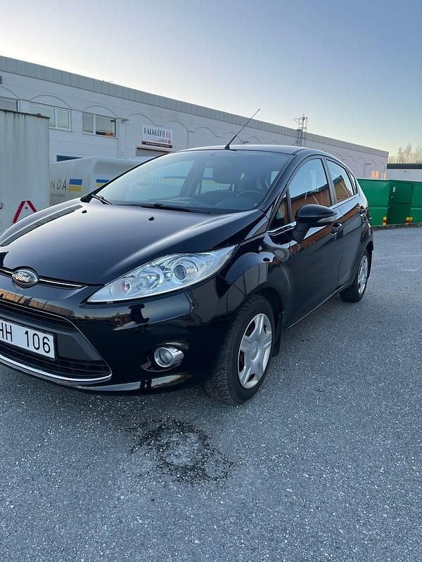 Svart Begagnad 2013 Ford Fiesta Halvkombi | 59 999 kr (Marknadspris) - Bild 1/4