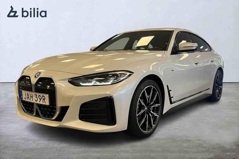 Vit Begagnad 2022 BMW i4 Sedan | 459 000 kr (Dyr) - Bild 1/1