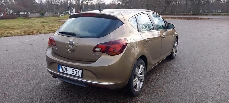 Begagnad Opel Astra 140 HK (102 kW) 2013 Halvkombi