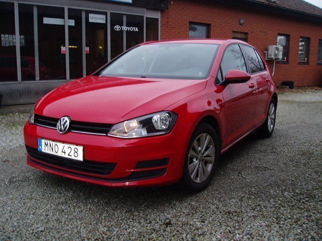 Röd Begagnad 2016 VW Golf VII Halvkombi | 99 500 kr (Marknadspris) - Bild 1/4