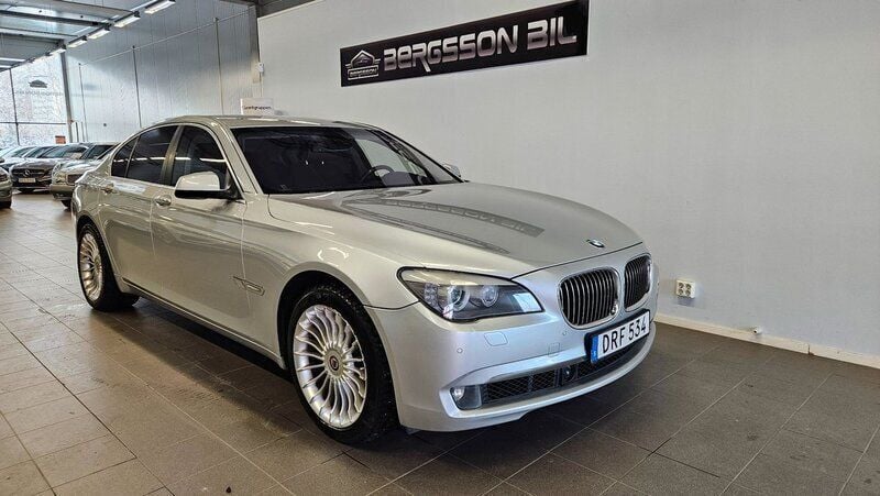 Silver Begagnad 2009 BMW 750 Sedan | 119 900 kr - Bild 1/4