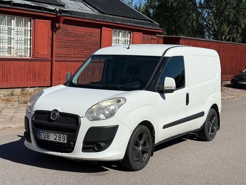 Vit Begagnad 2012 Fiat Doblò Minibuss | 49 800 kr (Marknadspris) - Bild 1/4