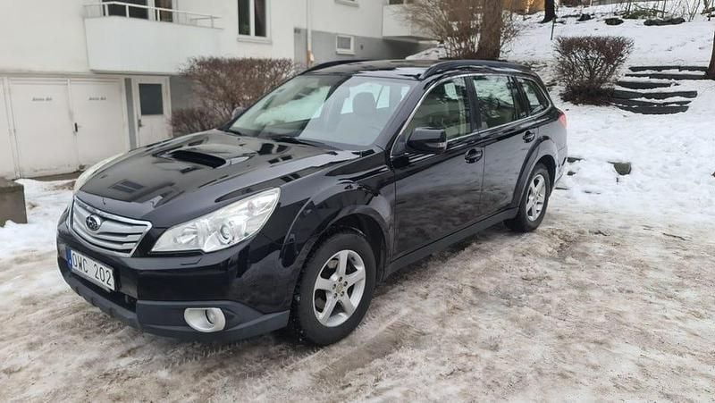 Svart Begagnad 2010 Subaru Outback Kombi | 44 900 kr (Marknadspris) - Bild 1/4