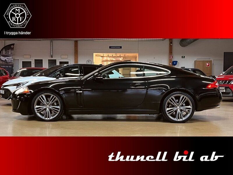 Svart Begagnad 2009 Jaguar XK Portfolio Sportkupé | 389 500 kr - Bild 1/4