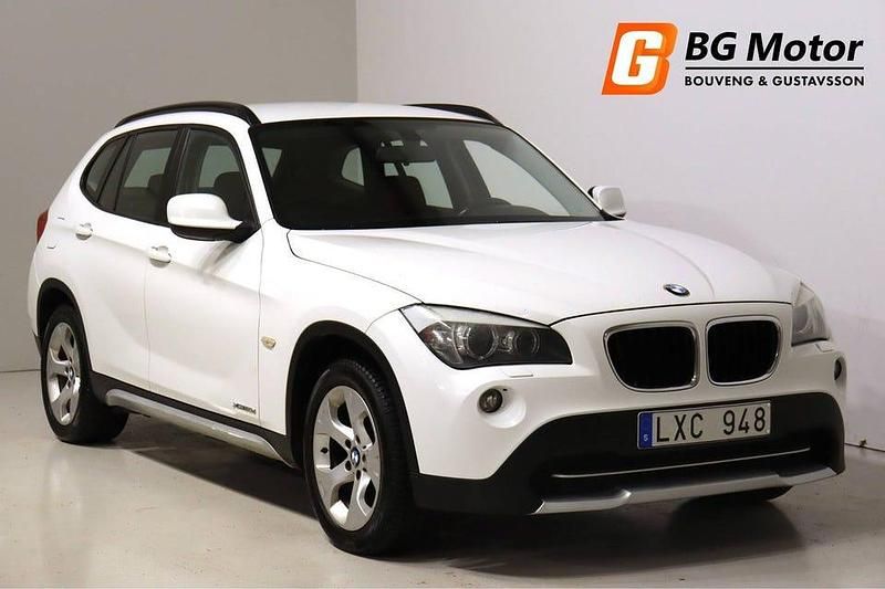 Vit Begagnad 2011 BMW X1 SUV | 69 700 kr (Lite dyr) - Bild 1/3