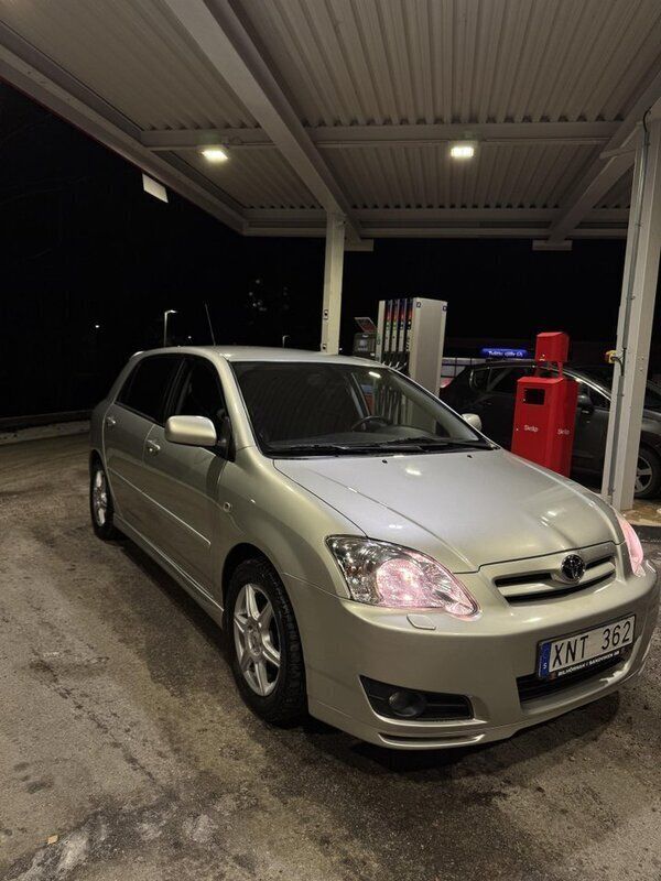 Silver Begagnad 2006 Toyota Corolla Halvkombi | 49 000 kr (Marknadspris) - Bild 1/2