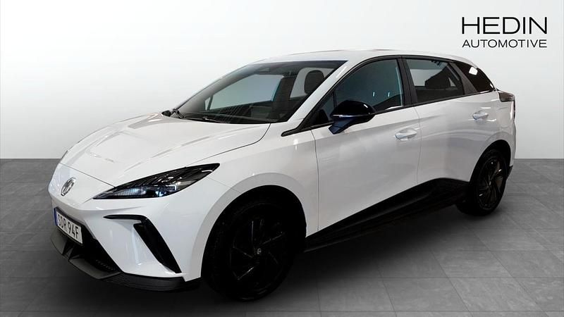Vit (white) Begagnad 2023 MG MG4 EV Halvkombi | 239 900 kr (Marknadspris) - Bild 1/4