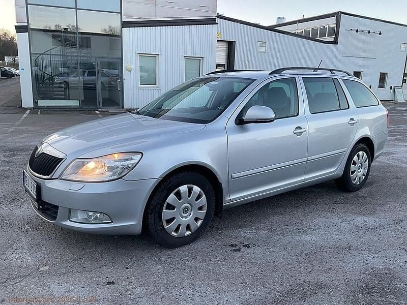 Silver Begagnad 2011 Skoda Octavia Kombi | 36 500 kr (Bra pris) - Bild 1/4