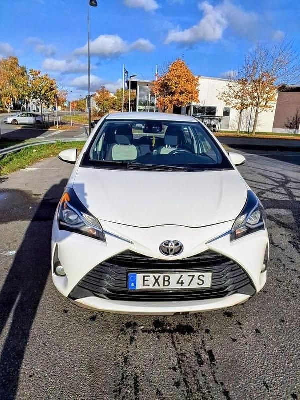 Vit Begagnad 2019 Toyota Yaris Multidrive S Halvkombi | 139 900 kr (Marknadspris) - Bild 1/4