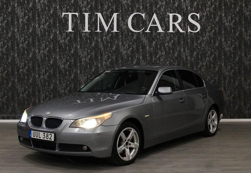 Ljusgrå Begagnad 2004 BMW 520 Comfort Edition Sedan | 44 999 kr (Marknadspris) - Bild 1/4
