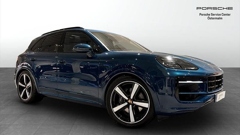 Mörkblå Begagnad 2023 Porsche Cayenne SUV | 1 165 000 kr (Dyr) - Bild 1/4