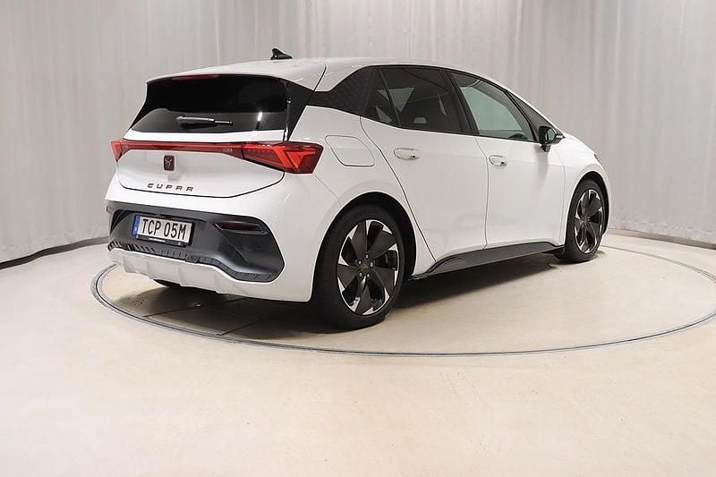 Begagnad Cupra Born e-Boost 169 kW (231 HK) 2024 Glacial white metallic Halvkombi
