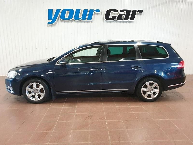 Mörkblå (blåmetallic) Begagnad 2012 VW Passat Kombi | 59 000 kr (Marknadspris) - Bild 1/4