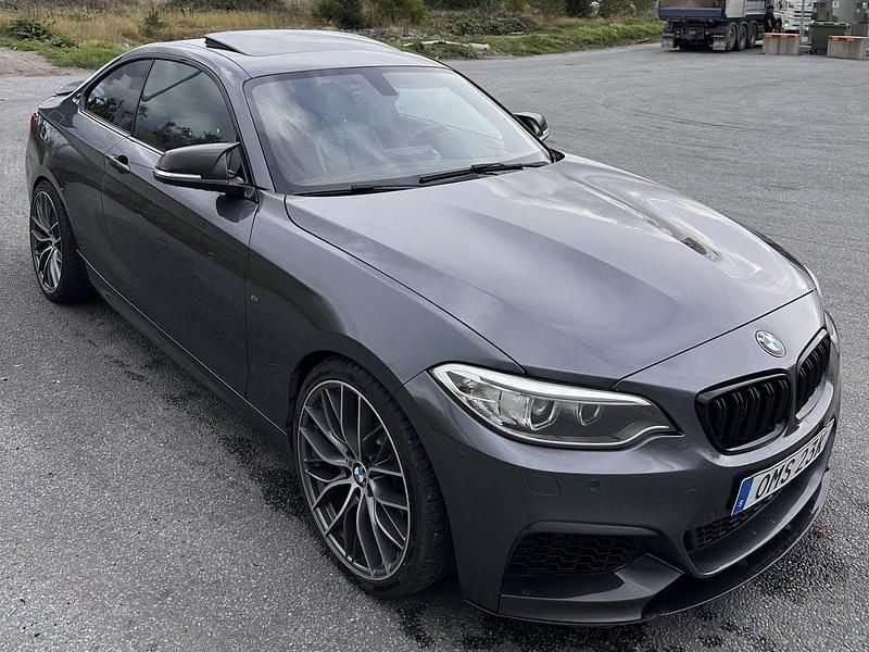 Grå Begagnad 2014 BMW M235 M Performance Sportkupé | 239 000 kr (Superpris) - Bild 1/4
