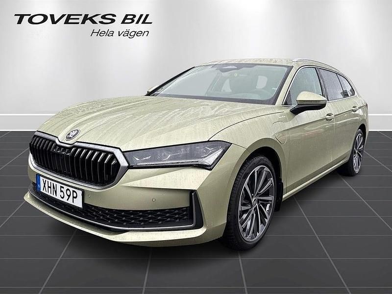 Ice tea yellow metallic Begagnad 2024 Skoda Superb LAURIN & KLEMENT Kombi | 499 900 kr - Bild 1/4