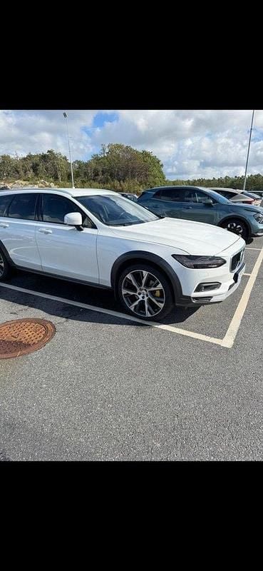 Vit Begagnad 2021 Volvo V90 CC Kombi | 310 000 kr (Marknadspris) - Bild 1/4