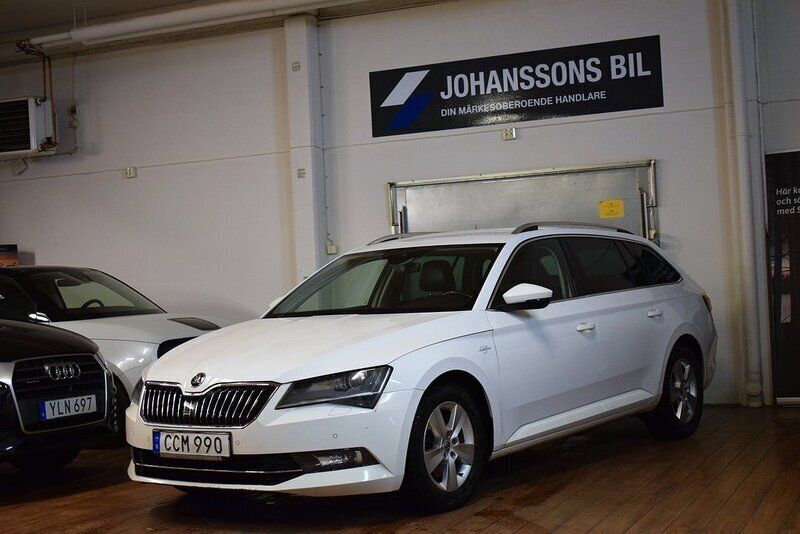 Vit Begagnad 2017 Skoda Superb Business Line Kombi | 239 900 kr (Lite dyr) - Bild 1/4