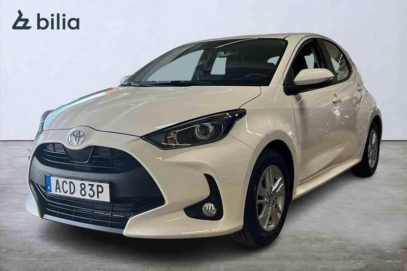 Vit Begagnad 2025 Toyota Yaris Hybrid Halvkombi | 244 900 kr - Bild 1/1