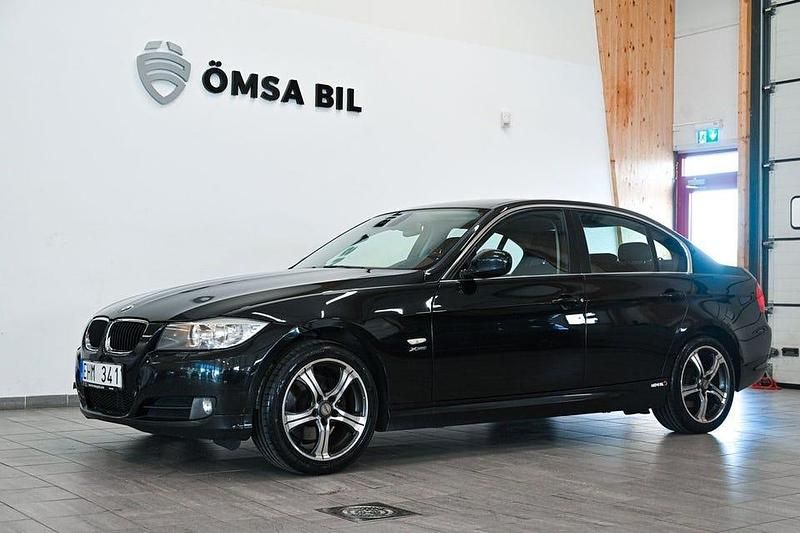 Svart Begagnad 2011 BMW 320 Comfort Edition Sedan | 74 800 kr (Marknadspris) - Bild 1/4