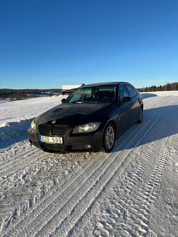 Begagnad BMW 325 218 HK (160 kW) 2007 Sedan