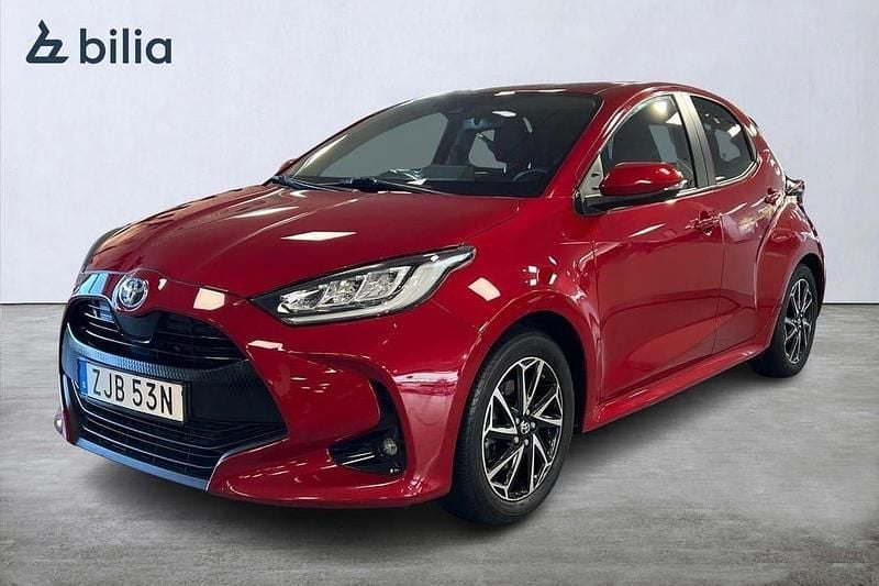 Röd Begagnad 2022 Toyota Yaris Hybrid Active Halvkombi | 229 900 kr (Marknadspris) - Bild 1/3