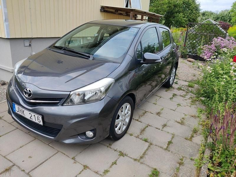 Grå Begagnad 2014 Toyota Yaris Active Halvkombi | 96 000 kr (Marknadspris) - Bild 1/4