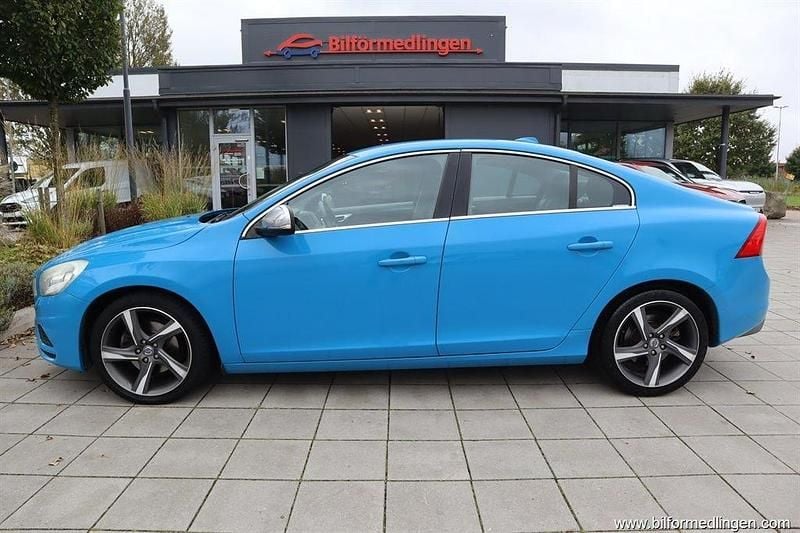 Blå samma som bilen Begagnad 2012 Volvo S60 R-Design Sedan | 149 900 kr (Marknadspris) - Bild 1/4