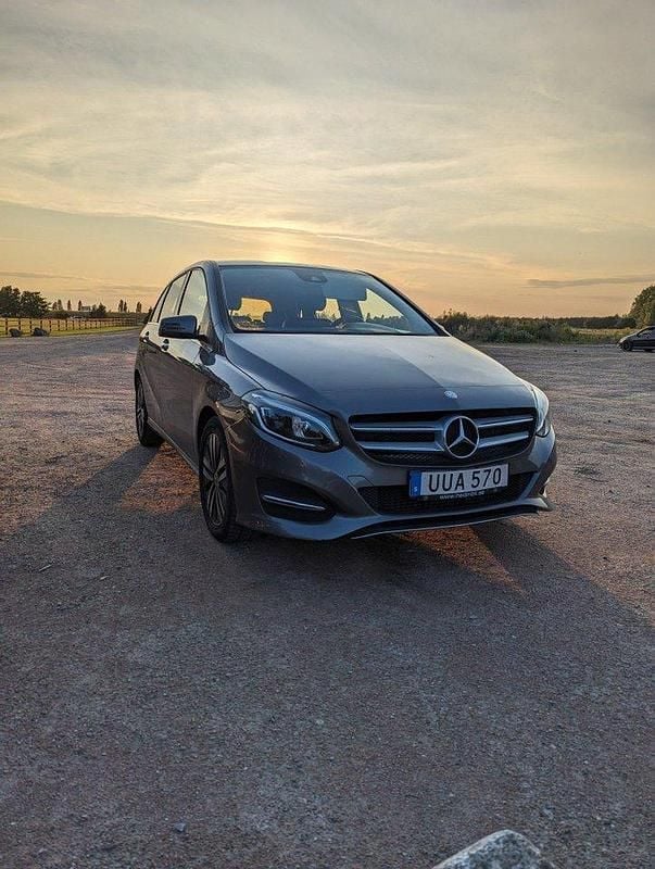 Grå Begagnad 2017 Mercedes B180 Urban Minibuss | 159 000 kr (Marknadspris) - Bild 1/4