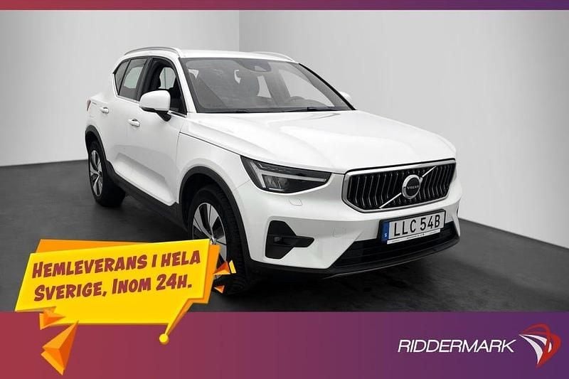 Vit Begagnad 2023 Volvo XC40 Core SUV | 354 900 kr (Lite dyr) - Bild 1/3