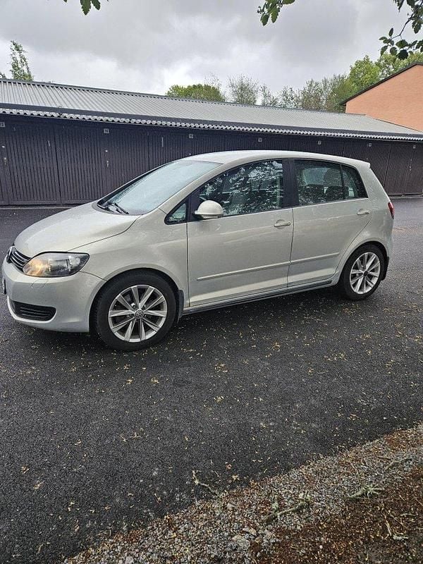 Silver Begagnad 2010 VW Golf VI Halvkombi | 62 000 kr (Bra pris) - Bild 1/4