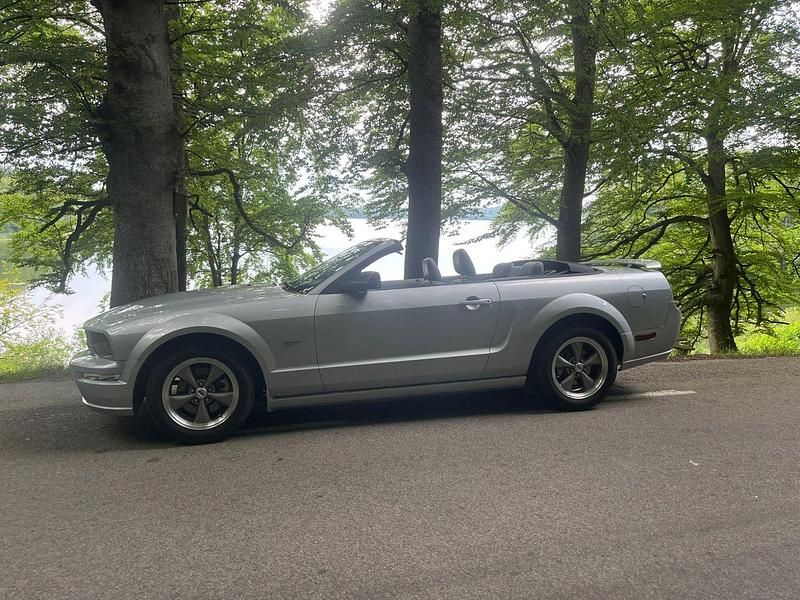 Silver Begagnad 2006 Ford Mustang GT Convertible Cab | 215 000 kr (Lite dyr) - Bild 1/4