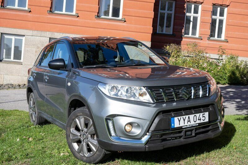 Grå Begagnad 2019 Suzuki Vitara SUV | 205 000 kr (Marknadspris) - Bild 1/4
