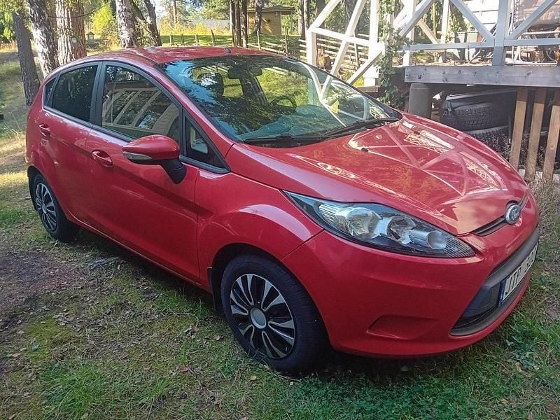 Röd Begagnad 2010 Ford Fiesta Trend Halvkombi | 30 000 kr (Bra pris) - Bild 1/4