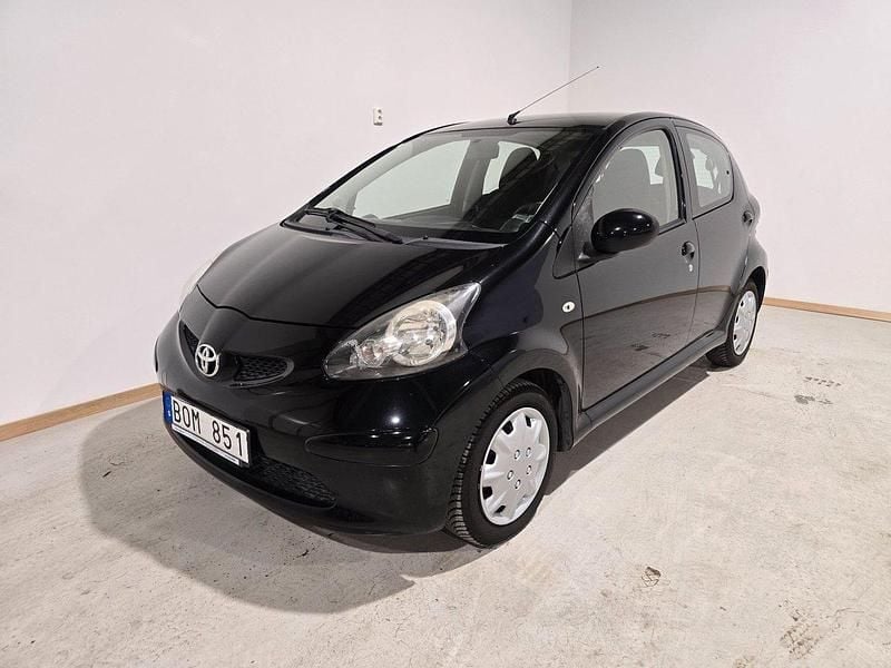 Svart Begagnad 2008 Toyota Aygo Halvkombi | 35 000 kr (Marknadspris) - Bild 1/4