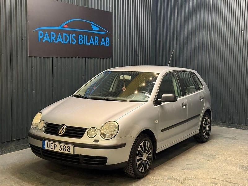 Begagnad VW Polo Basis 75 HK (55 kW) 2003 Silver Halvkombi