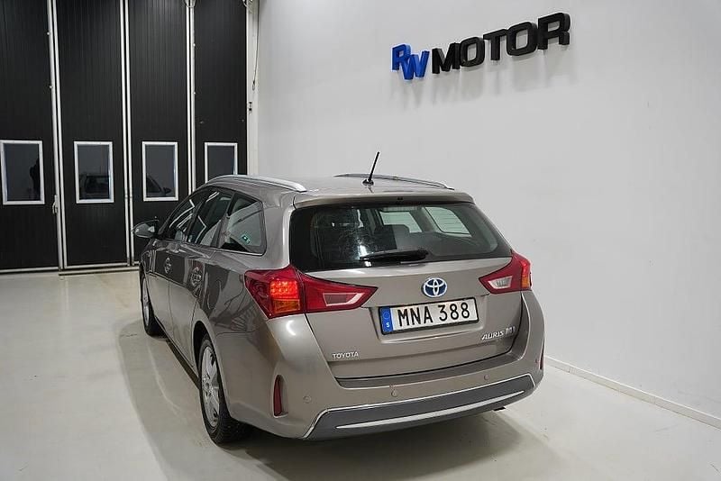 Begagnad Toyota Auris Touring Sports Executive 136 HK (100 kW) 2014 Brun Kombi