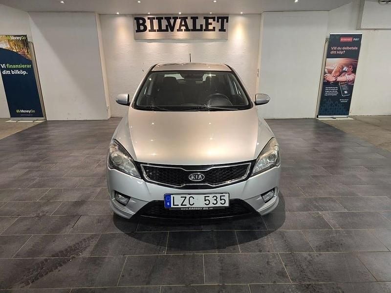 Silver Begagnad 2012 Kia Ceed Halvkombi | 49 900 kr (Bra pris) - Bild 1/4