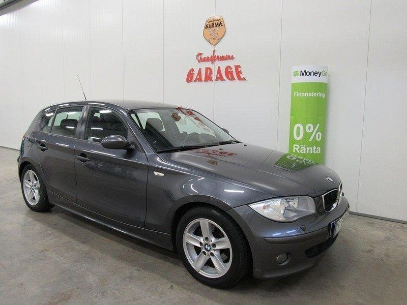 Grå Begagnad 2005 BMW 118 Advantage Halvkombi | 42 900 kr (Bra pris) - Bild 1/4