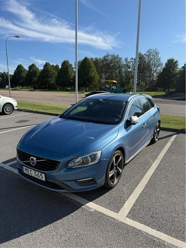 Blå Begagnad 2016 Volvo V60 R-Design Kombi | 135 000 kr (Lite dyr) - Bild 1/4