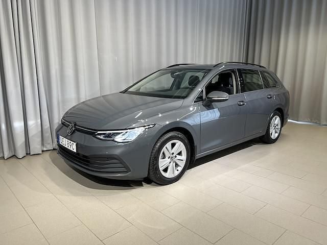 Grå Begagnad 2024 VW Golf VIII Life Kombi | 299 900 kr (Marknadspris) - Bild 1/4