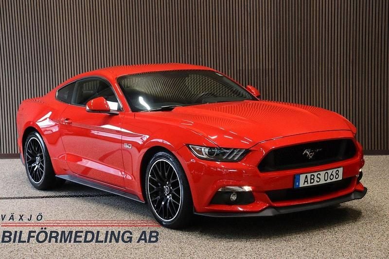 Röd Begagnad 2016 Ford Mustang GT Sportkupé | 399 001 kr (Marknadspris) - Bild 1/4
