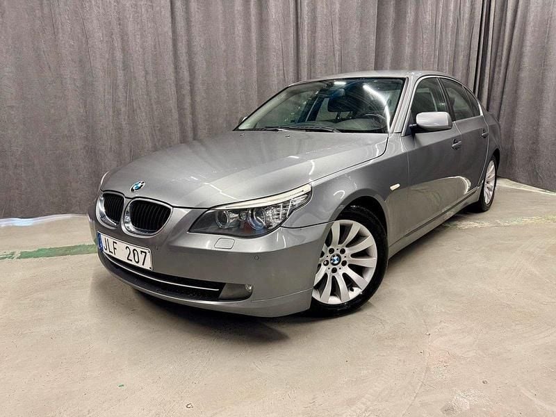 Grå Begagnad 2009 BMW 520 Sedan | 79 900 kr (Lite dyr) - Bild 1/4