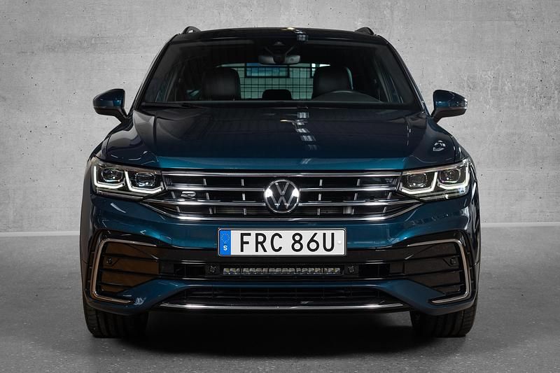 Begagnad VW Tiguan R-line 248 HK (182 kW) 2022 Mörkblå (blå) SUV