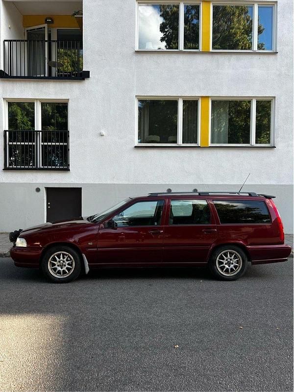 Röd Begagnad 2000 Volvo V70 Standard Kombi | 24 900 kr (Marknadspris) - Bild 1/4