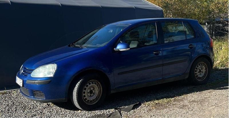 Blå Begagnad 2005 VW Golf IV Trendline Halvkombi | 17 000 kr (Marknadspris) - Bild 1/4