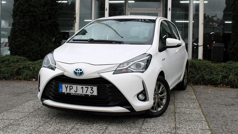 Vit Begagnad 2017 Toyota Yaris Hybrid Active Halvkombi | 129 900 kr (Marknadspris) - Bild 1/4