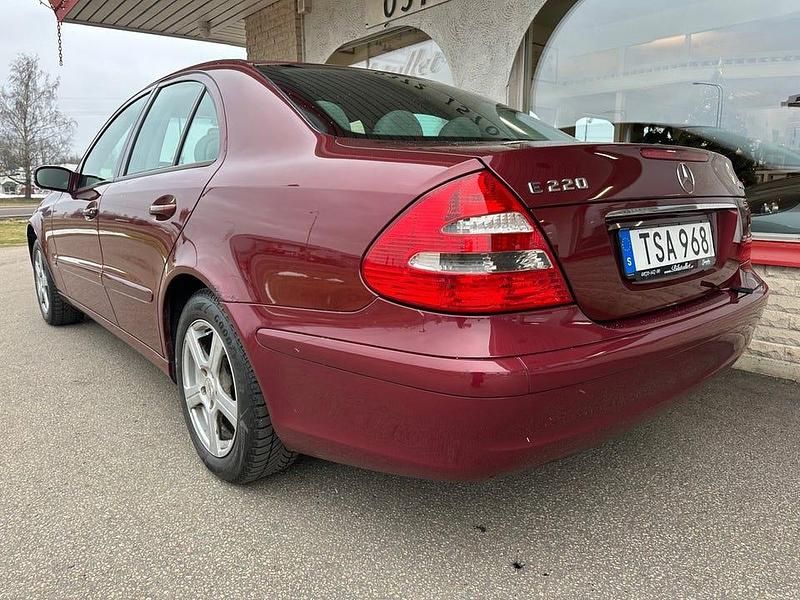 Begagnad Mercedes E220 Classic 150 HK (110 kW) 2002 Mörkröd Sedan